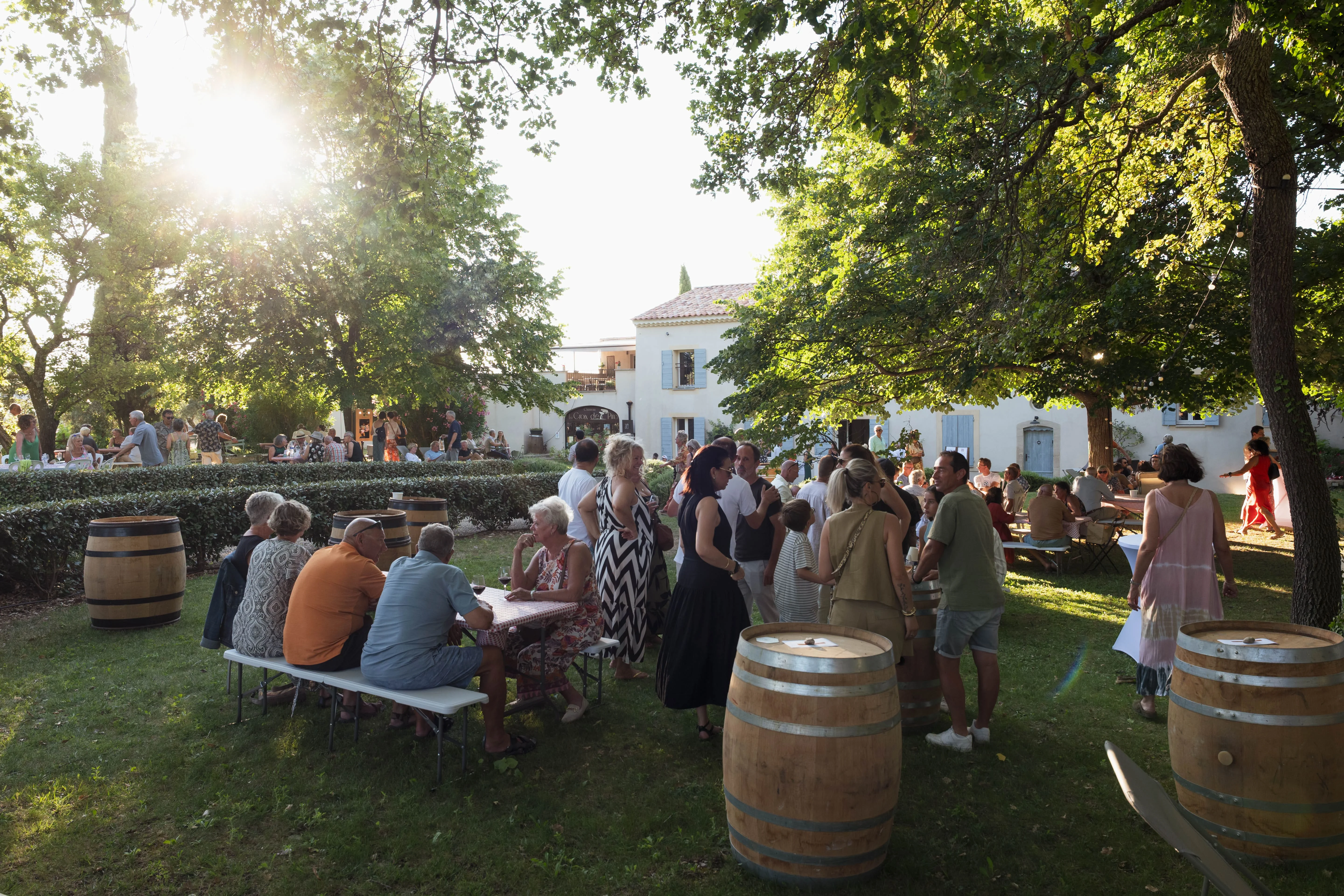 Ambiance soirée VIP - Décoration scintillante et convives